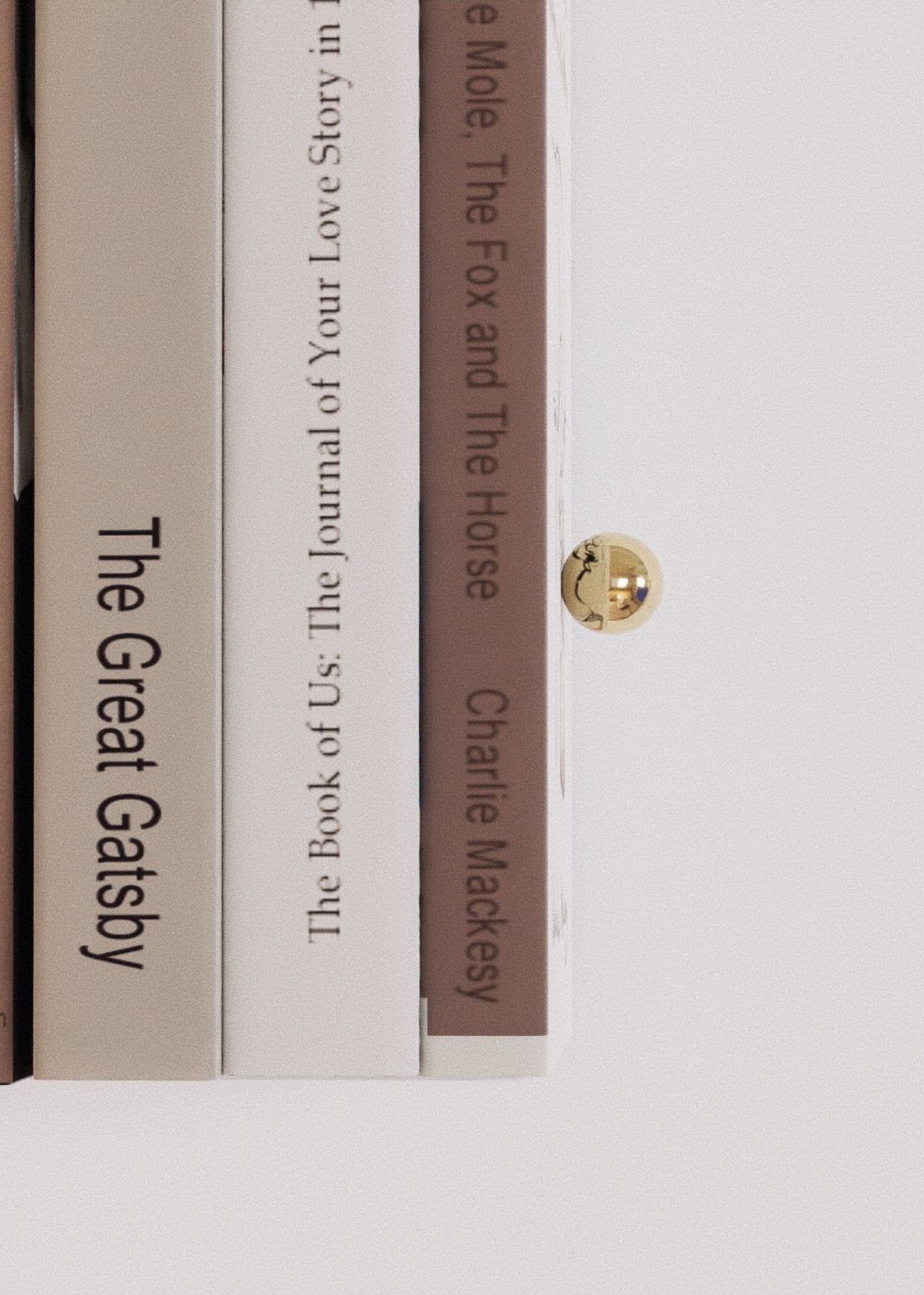 schwebendes regal floating shelf gold sphere Goldkugel magnet unsichtbares Wandregal Bücherregal book shelf horizontal close up sphere kugel