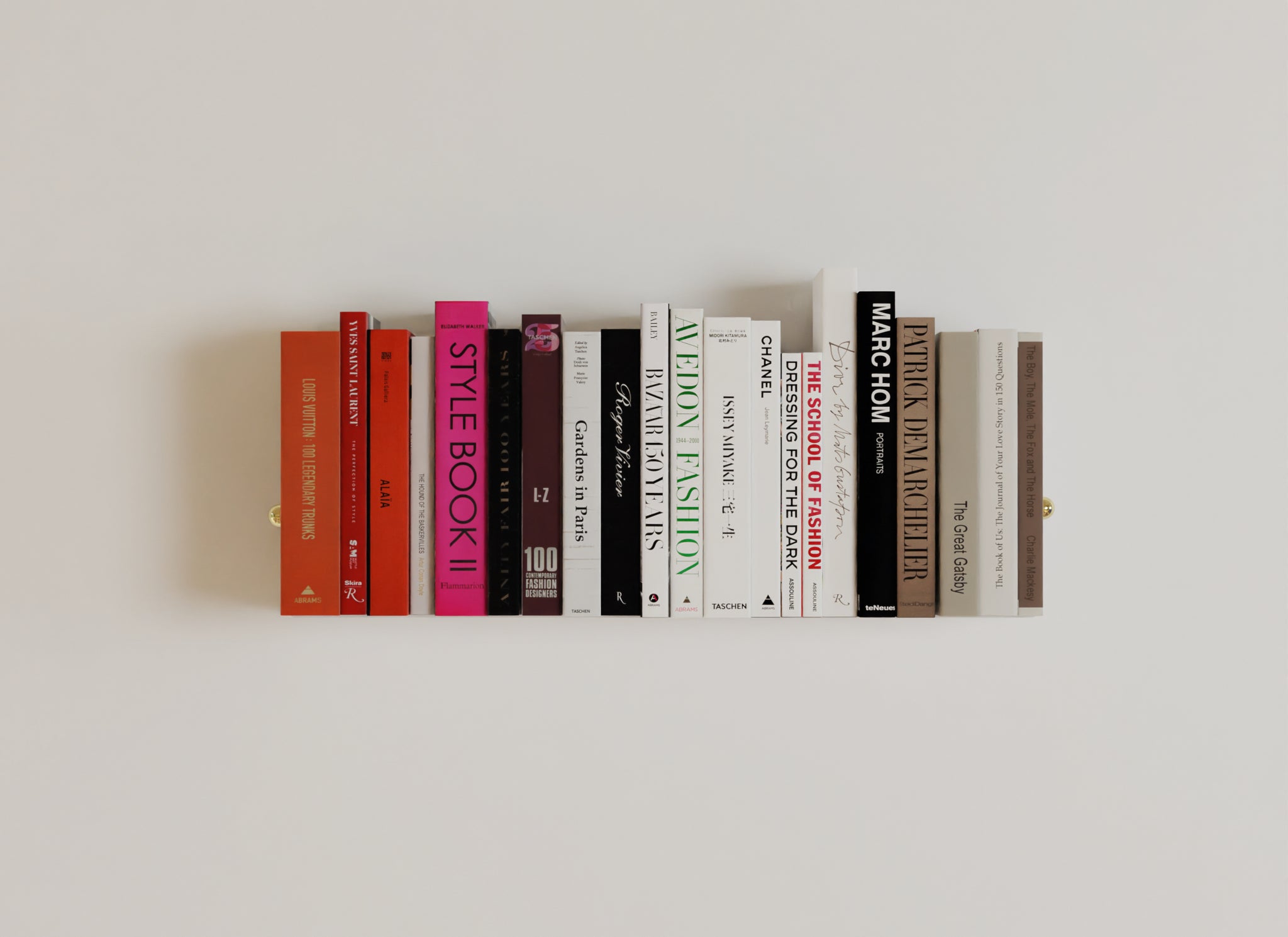 schwebendes regal floating shelf gold sphere Goldkugel magnet unsichtbares Wandregal Bücherregal book shelf horizontal