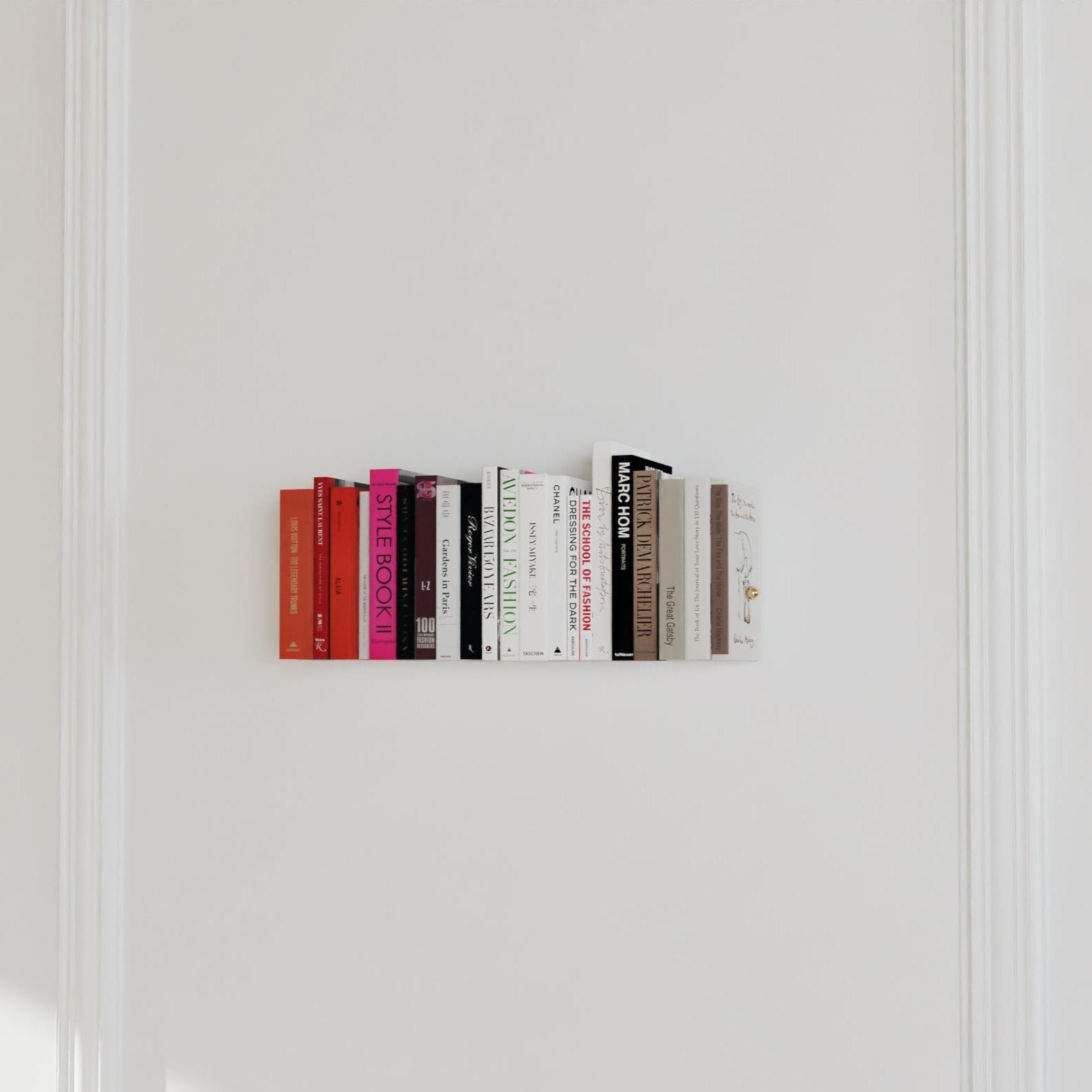 schwebendes regal floating shelf gold sphere Goldkugel magnet unsichtbares Wandregal Bücherregal book shelf horizontal mood