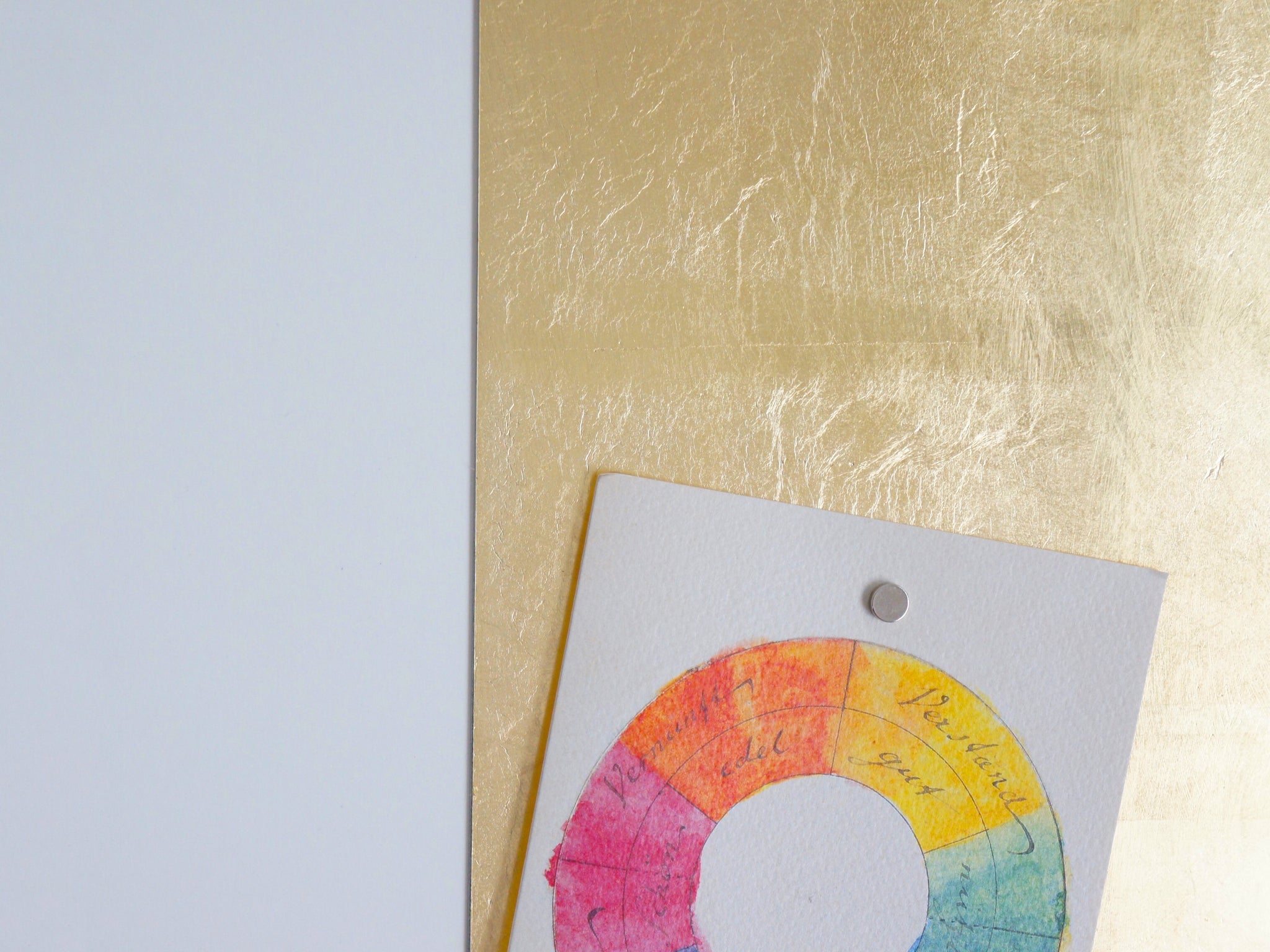 Gold Magnet Board Whiteboard Art Blattmetall Pin Wall Handmade Kunst Magnetwand minimalistisch minimalism art work kunst und design funktional beschreibbar magnetisch magnetic 