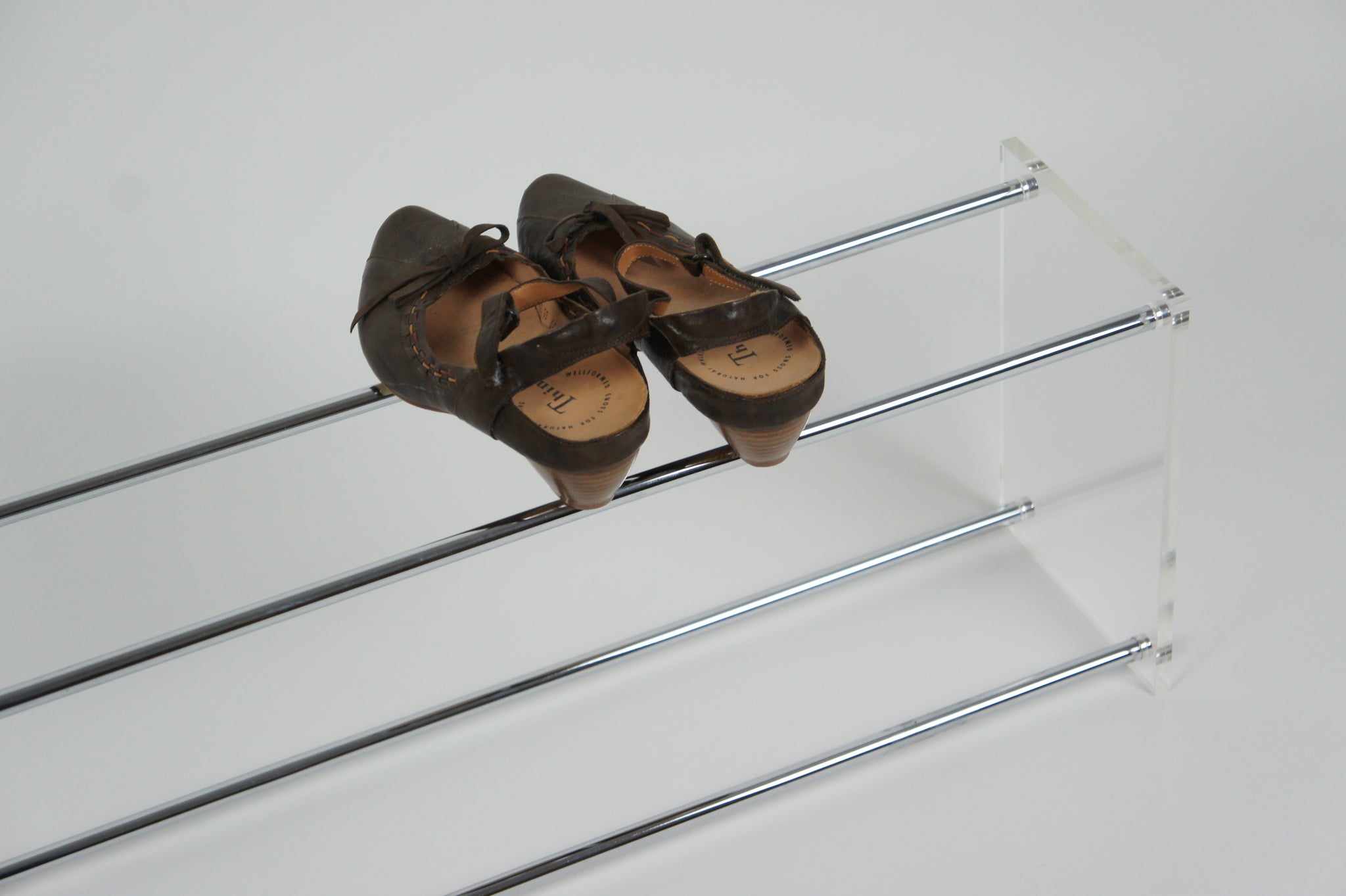 Schuhregal Chrom Silber Metall Glas Chrome Silver Shoe Rack glass large Schuhe Aufbewahrung Garderobe acrylic acrylglas plexiglas handmade in Deutschland minimalistisch minimalism simple