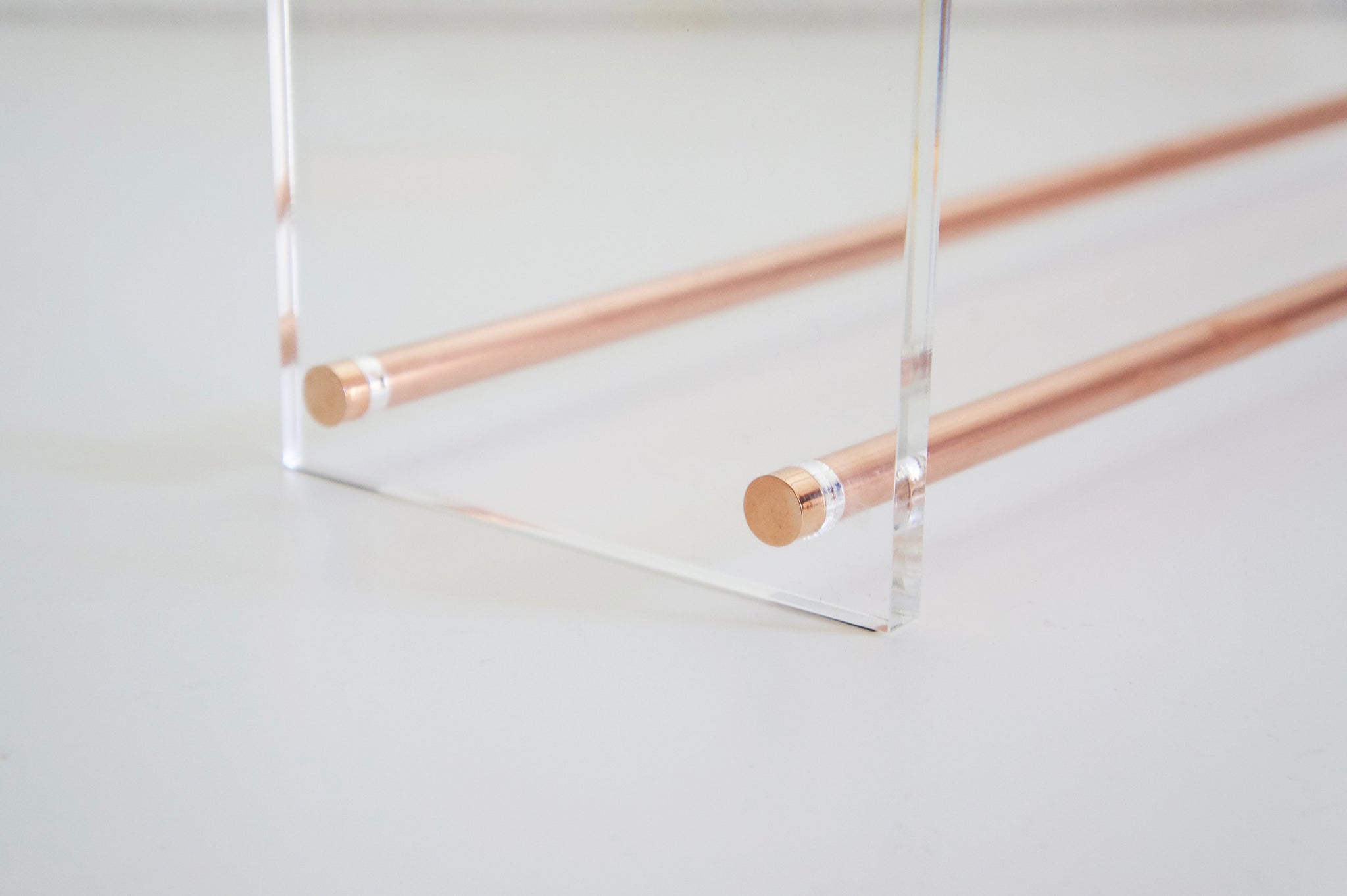 Kupfer Schuhregal brass Glas Shoe Rack brass and glass large Schuhe Aufbewahrung Garderobe acrylic acrylglas plexiglas handmade in Deutschland minimalistisch minimalism