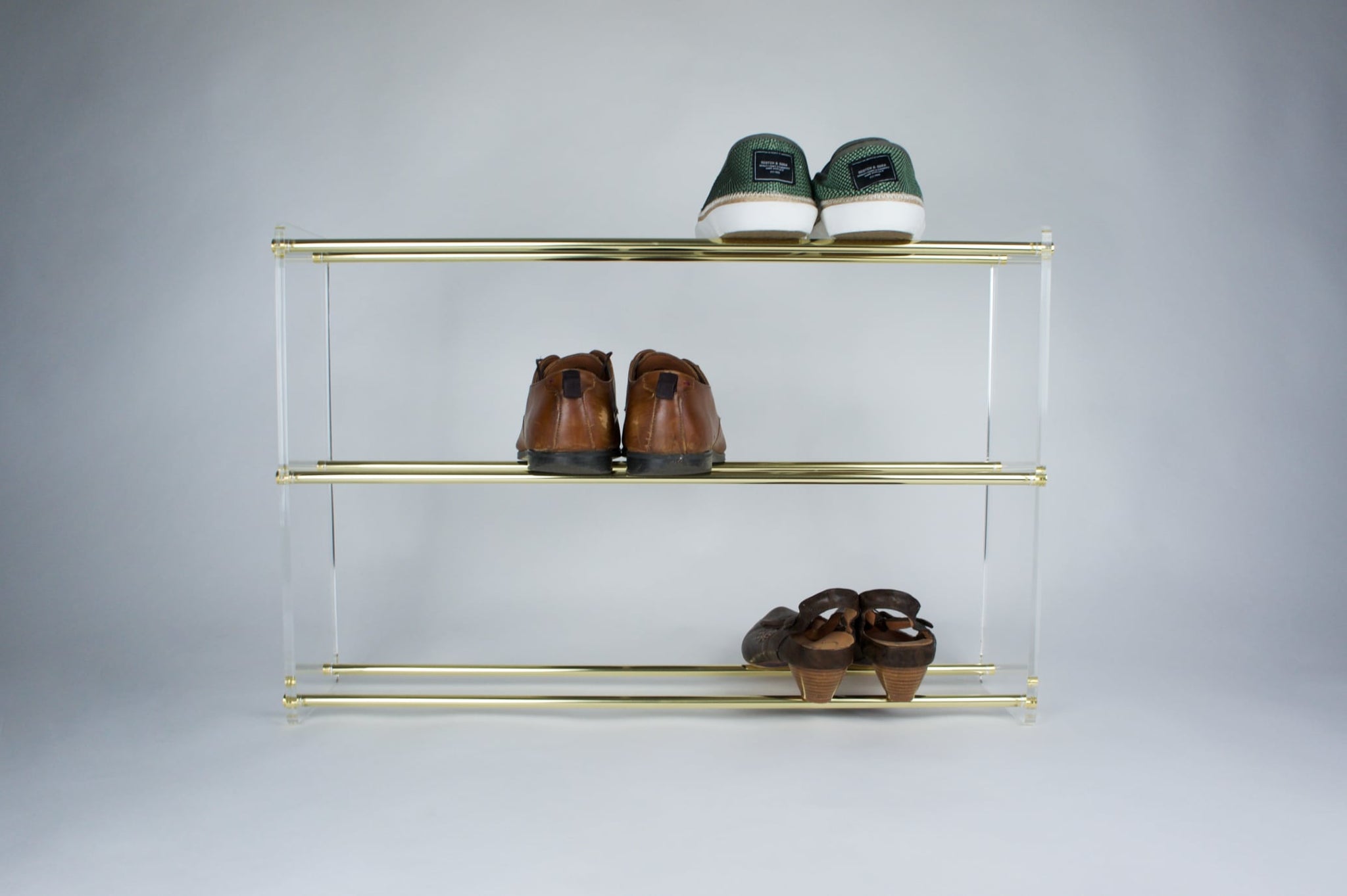 Schuhregal poliertes messing Glas Shoe Rack polished brass and glass large Schuhe Aufbewahrung Garderobe acrylic acrylglas plexiglas handmade in Deutschland minimalistisch minimalism detail 