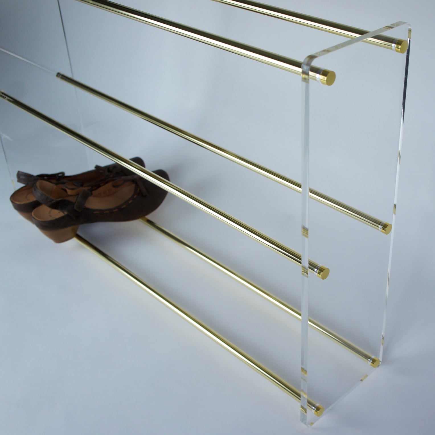 Schuhregal poliertes messing Glas Shoe Rack polished brass and glass large Schuhe Aufbewahrung Garderobe acrylic acrylglas plexiglas handmade in Deutschland minimalistisch minimalism detail 