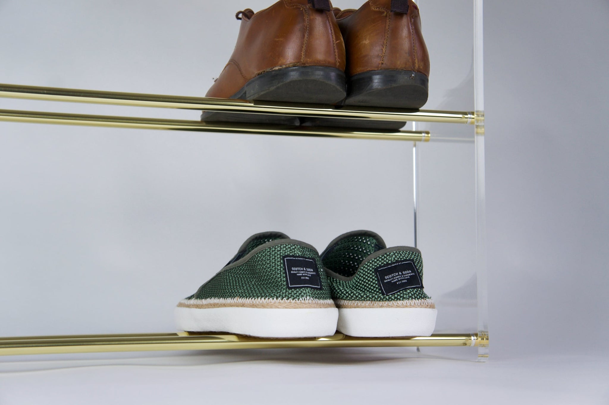 Schuhregal poliertes messing Glas Shoe Rack polished brass and glass large Schuhe Aufbewahrung Garderobe acrylic acrylglas plexiglas handmade in Deutschland minimalistisch minimalism detail 