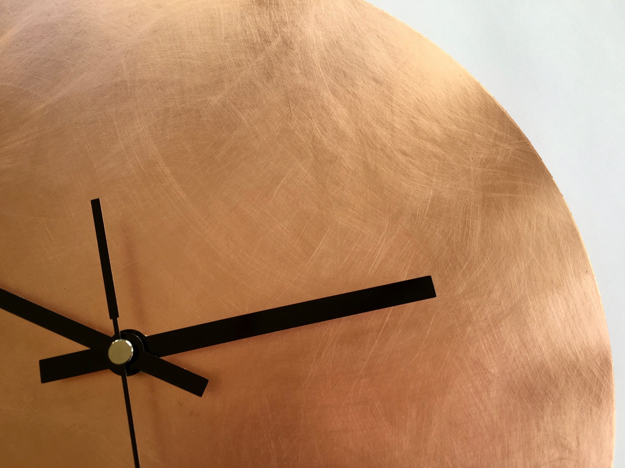 messing wanduhr brass wall clock silent lautlos handmade unikat unique minimalism minimalistisch Minimalismus elegant einzigartig Einzelstück unique