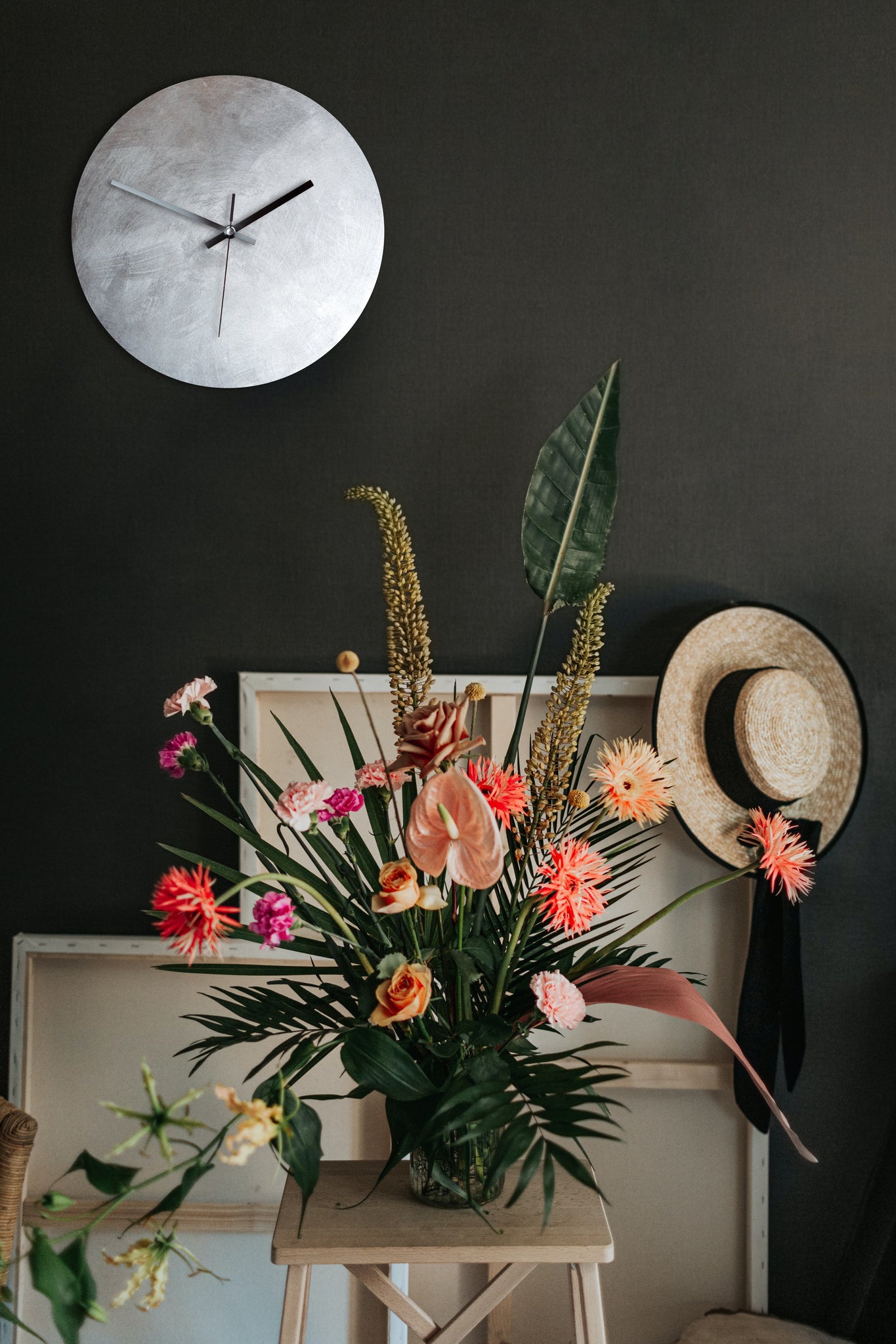 silber wanduhr silver wall clock silent lautlos blattmetall handmade unikat unique patina minimalistisch Minimalismus minimalism 