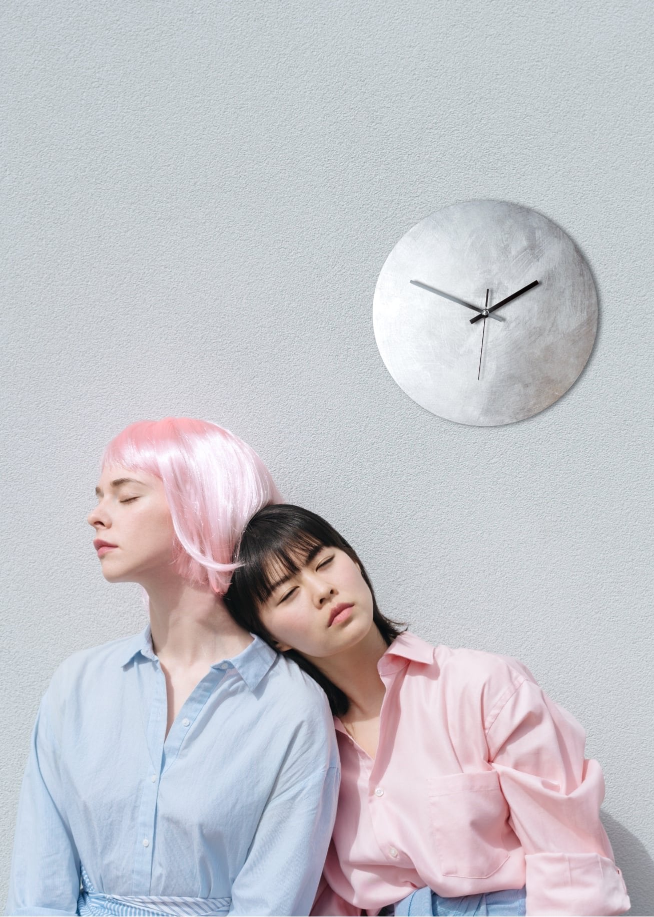 silber wanduhr silver wall clock silent lautlos blattmetall handmade unikat unique patina minimalistisch Minimalismus minimalism 