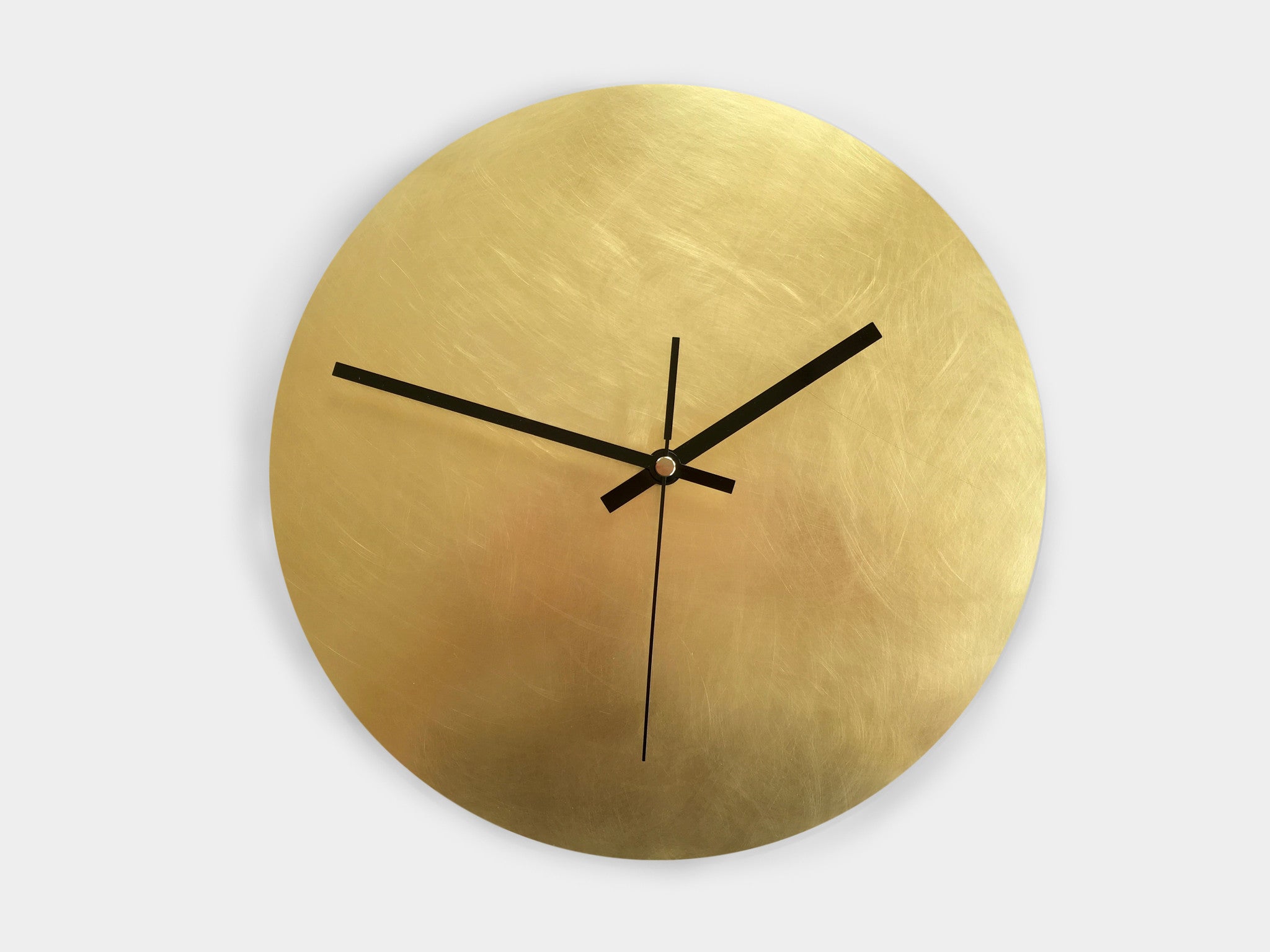 messing wanduhr brass wall clock silent lautlos handmade unikat unique minimalism minimalistisch Minimalismus elegant